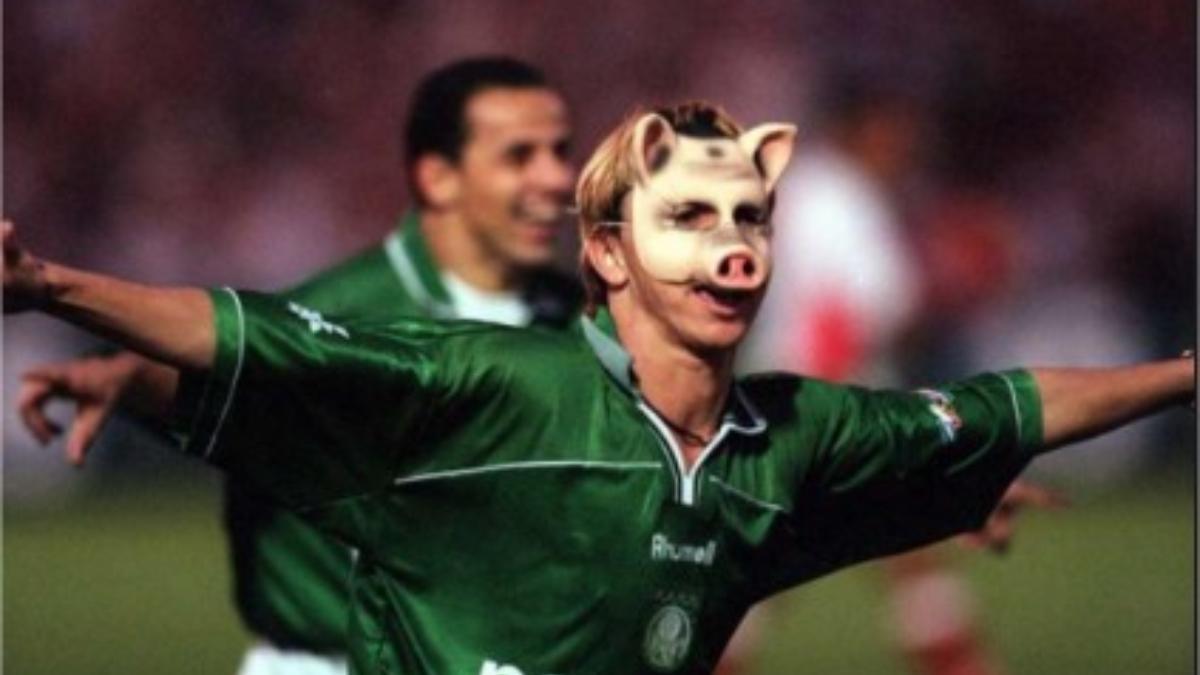 Un futbolista del Palmeiras celebra un gol con una máscara de cerdo