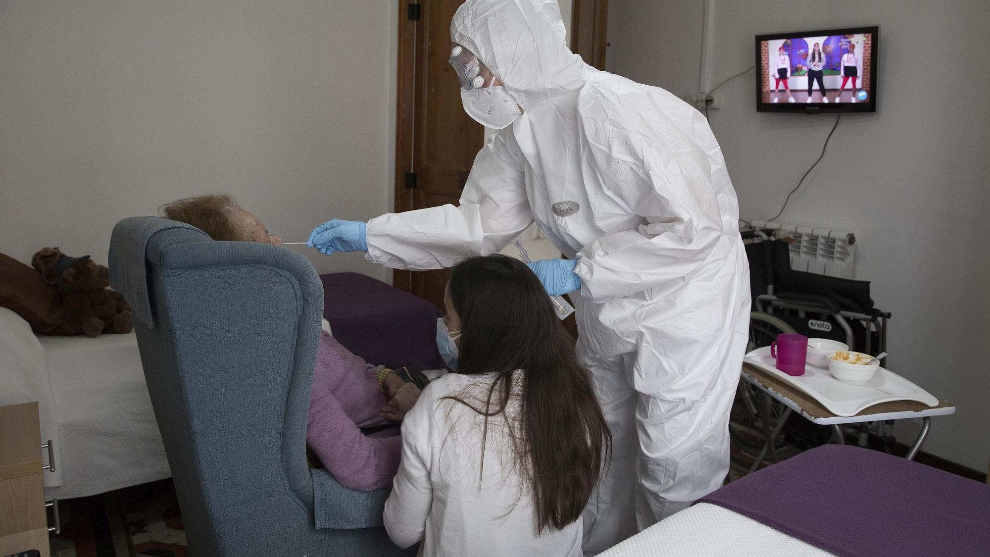 Barcelona 14/05/2020 Coronavirus Covid-19 Elisabet Fontova y Susana Rodríguez (en la foto de blanco) en la residencia geriátrica Sidi Bel del Eixample dónde realizan test PCR para detectar Covid-19 a personas mayores ingresadas Fotografia de Ferran Nadeu