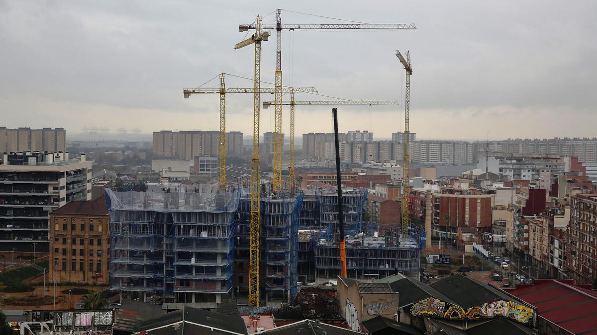 L'Hospitalet de Llobregat 09/03/2022 Barcelona Historias metropolitanas (16): 'La lluita de Cosme Toda contra la massifiació de L'Hospitalet' o la llucha de Cosme Toda contra la masifiación de L'Hospitalet, construyen pisos en edificios de 9 plantas, en los terrenos de la antigua boveda ( C/ Enric Prat de la Riba, 56) y fabricas de debajo la via del tren. Vecinos protestan, por la masificación y ausencia de zonas verdes. FOTO DE RICARD CUGAT