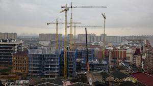 Grúas en el barrio de Sant Josep de L’Hospitalet, donde se están levantando pisos en la antigua zona industrial.