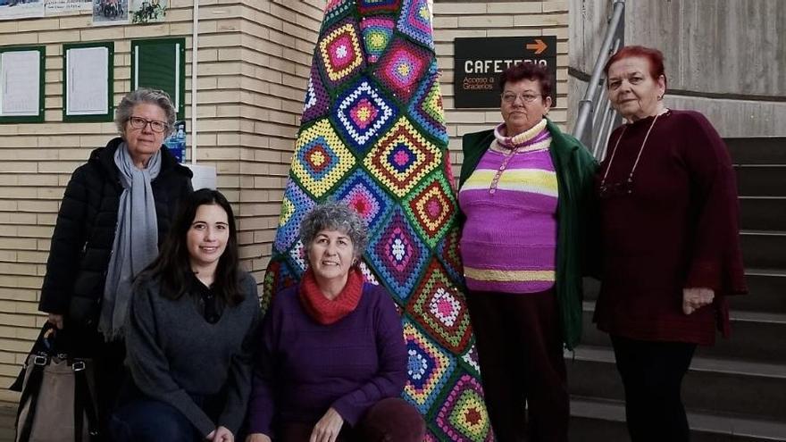 Las integrantes de las Tejedoras de Corella junto a su árbol sostenible de ganchillo.