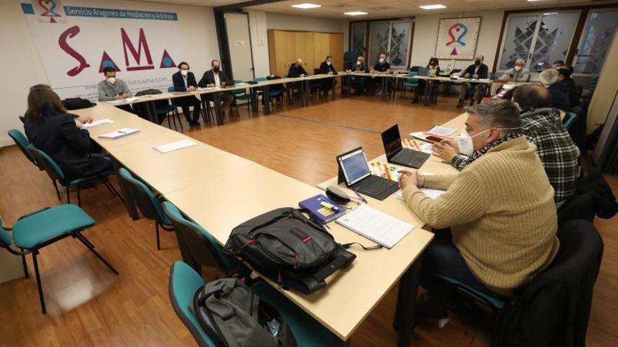 Reunión entre la empresa y el comité de los trabajadores del bus, ayer, en el SAMA. | ÁNGEL DE CASTRO