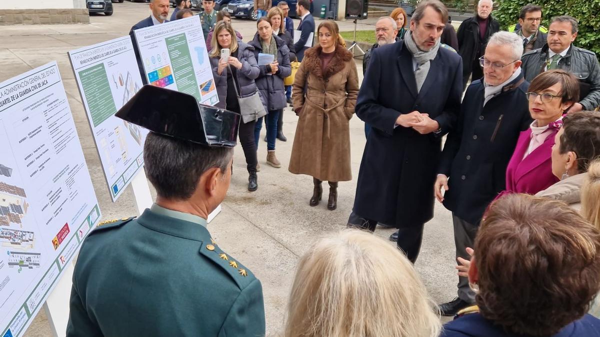 Gámez ante las explicaciones del proyecto.