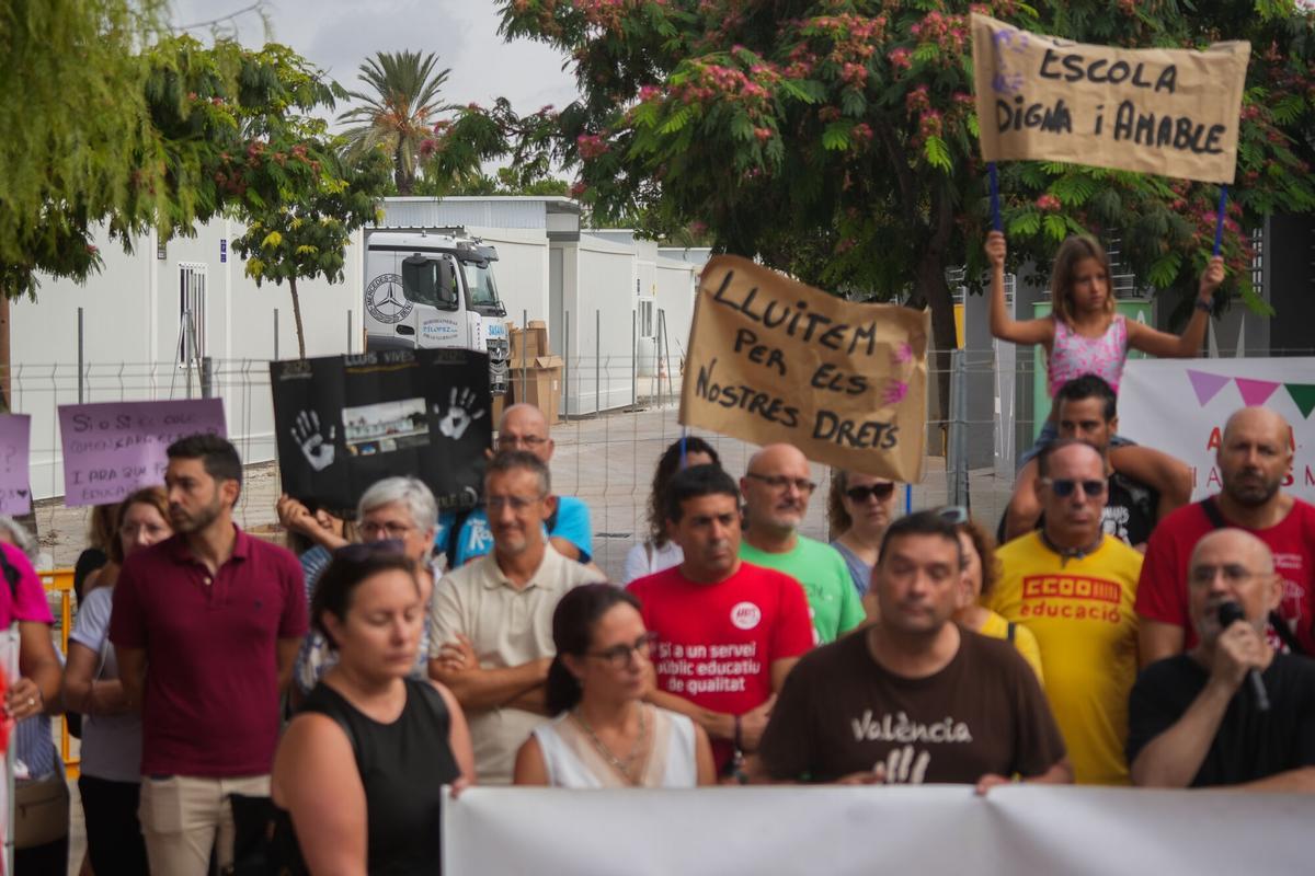 Varias personas con pancartas, durante una rueda de prensa en una protesta por el no inicio del curso, frente a los barracones de Ceip Lluis Vives y la Escuela Infantil Ausiàs March de Massanassa, a 8 de agosto de 2025, en Massanassa, Valencia, Comunidad Valenciana (España). Dos de los tres colegios de Massanassa afectados por la DANA de octubre de 2024 aún no están listos para el inicio del curso, ya que las aulas prefabricadas siguen en obras y las condiciones alternativas son precarias. Por lo que Escola Valenciana y la Confederació Gonzalo Anaya, con el apoyo de la Plataforma en defensa de l'Ensenyament Públic han realizado una rueda de prensa 08 SEPTIEMBRE 2025;PROTESTA;PANCARTAS;VOLEM UNA ESCOLA; Jorge Gil / Europa Press 08/09/2025. Jorge Gil
