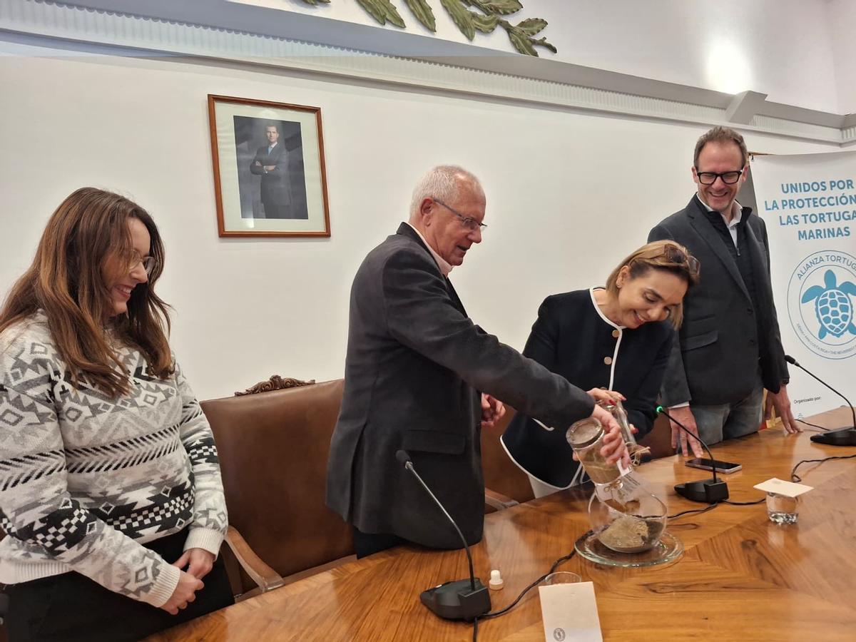 El alcalde y Madeleine Carvajal mezclan las arenas de las playas de Dénia de Tortuguero de Costa Rica