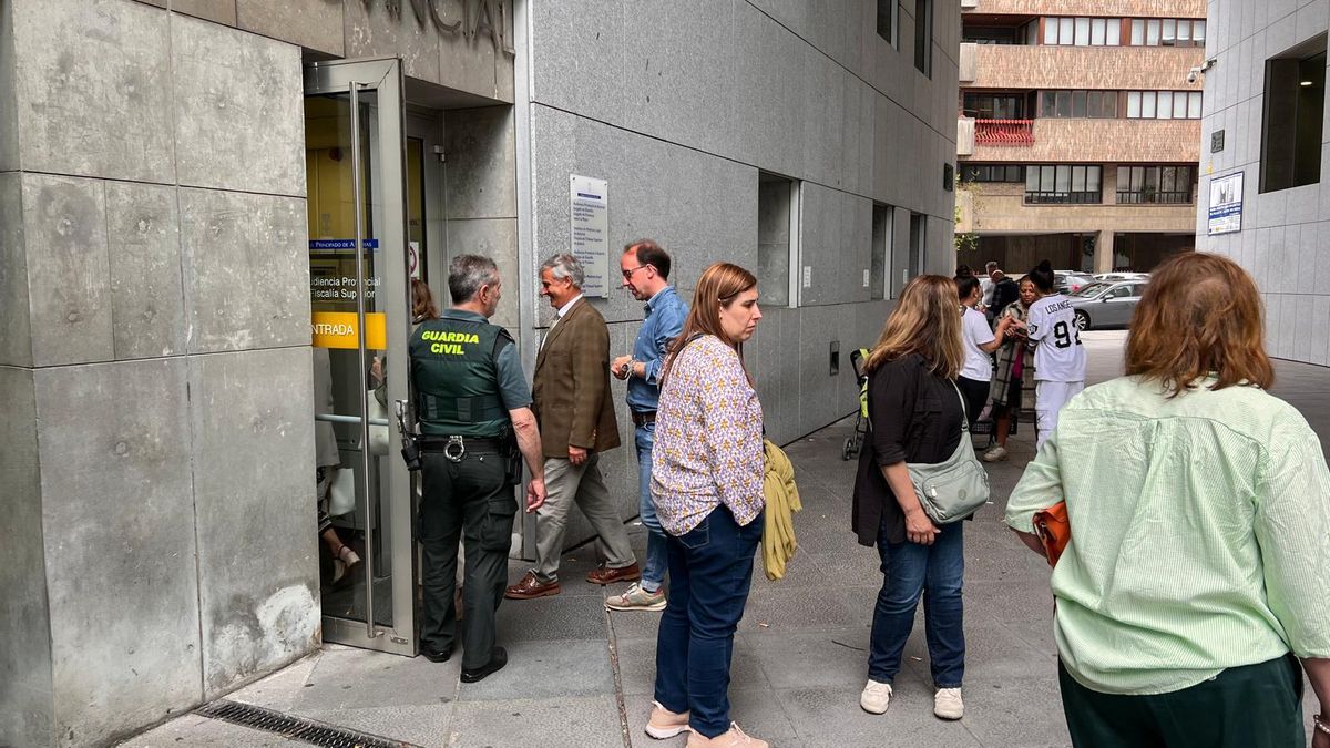 El presidente de la Audiencia, Antonio Lorenzo, entra al tribunal a mediodía de este martes.