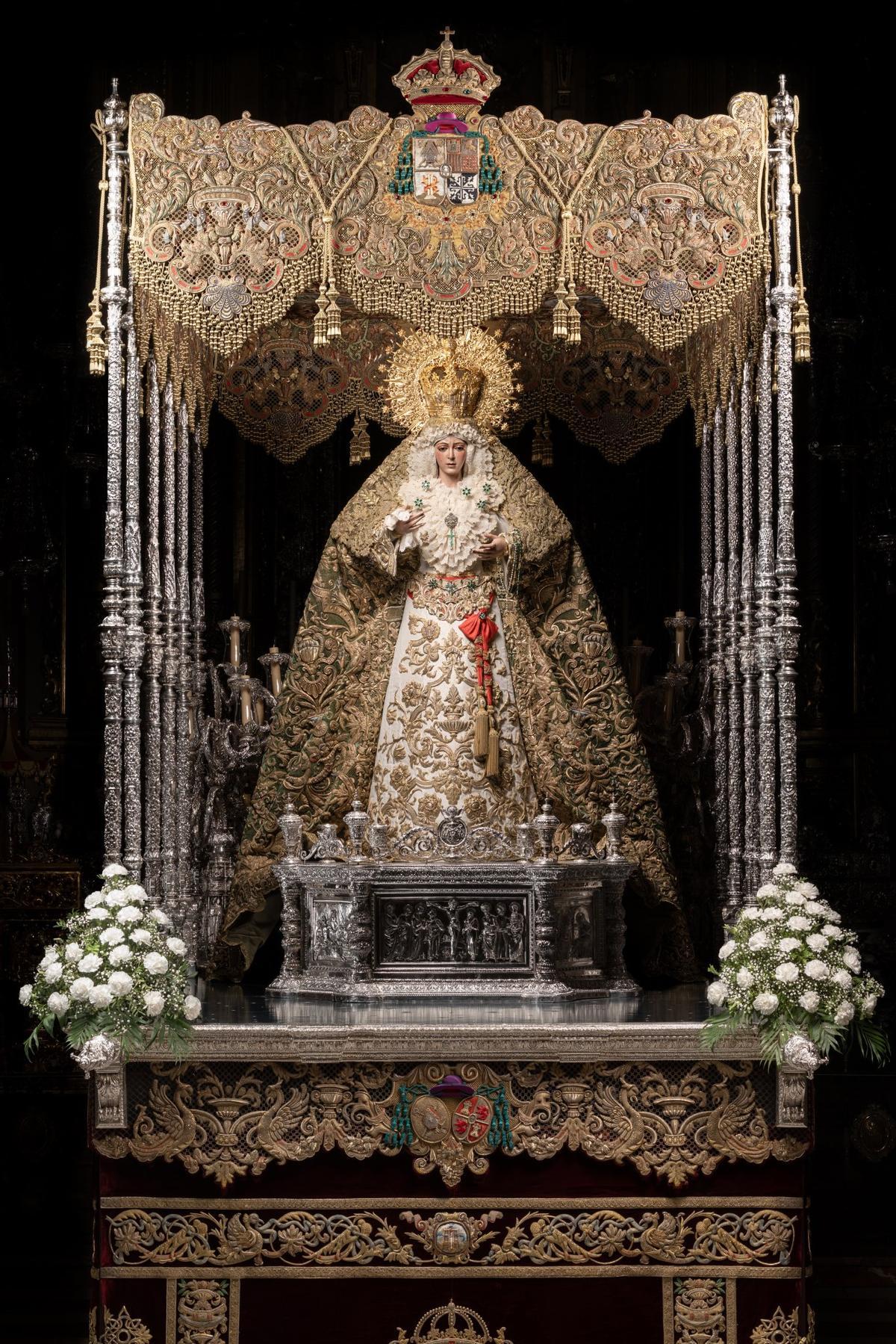 Las imágenes de la Santísima Virgen de la Esperanza Macarena y Nuestro Padre Jesús de la Sentencia, de la hermandad de La Macarena, ya en sus pasos