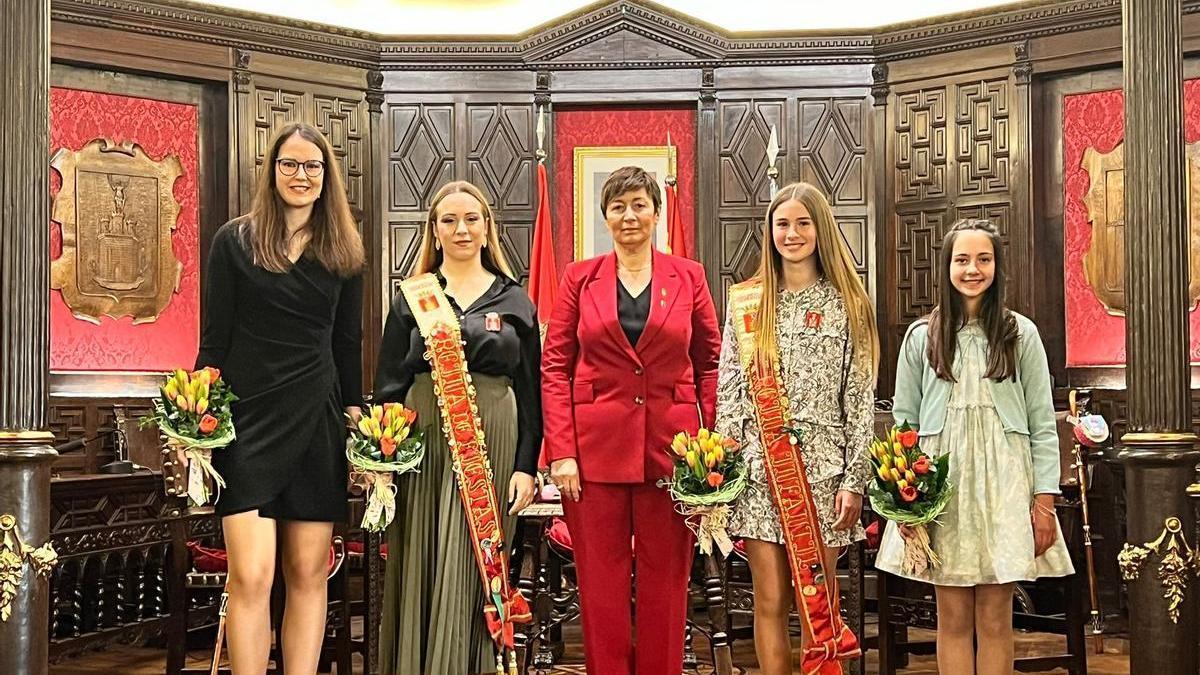 Las reinas del 2023 y del 2024, junto a la alcaldesa de Segorbe.
