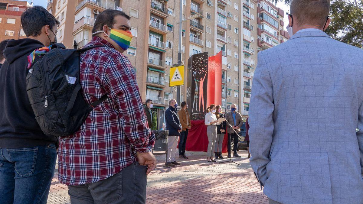 Cartagena inaugura una escultura en honor a los enfermos de SIDA