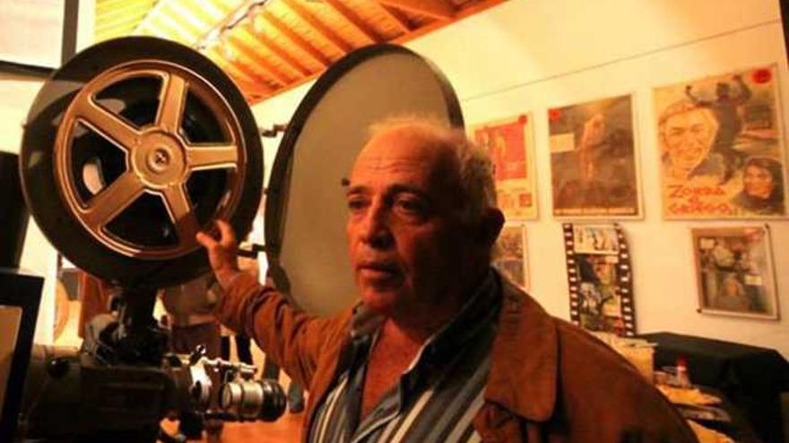 Francisco Rodríguez, Paco El Canario, junto a uno de los proyectores del antiguo Cine Luz de Tías. | lp/dlp