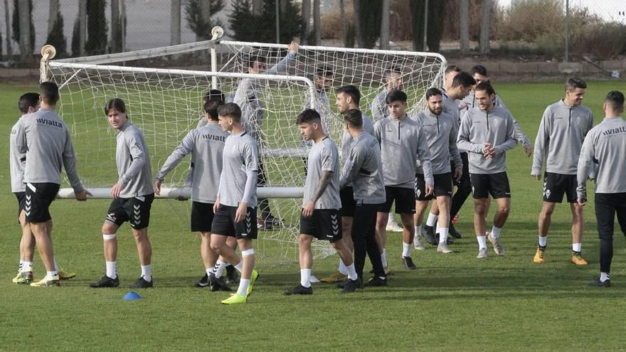 Los jugadores del Real Murcia durante un entrenamiento esta semana en Cobatillas.