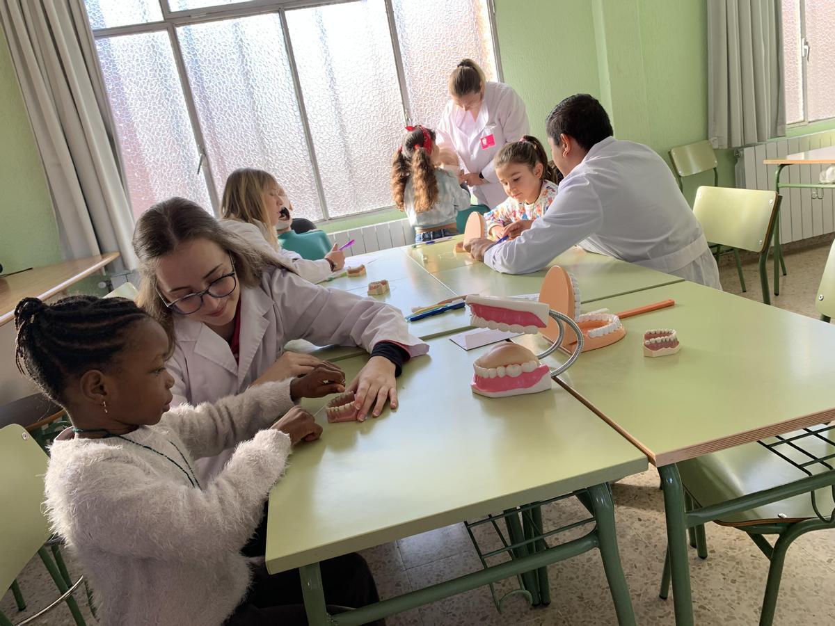 Taller de pautas de higiene dentro del proyecto educativo de salud bucodental.