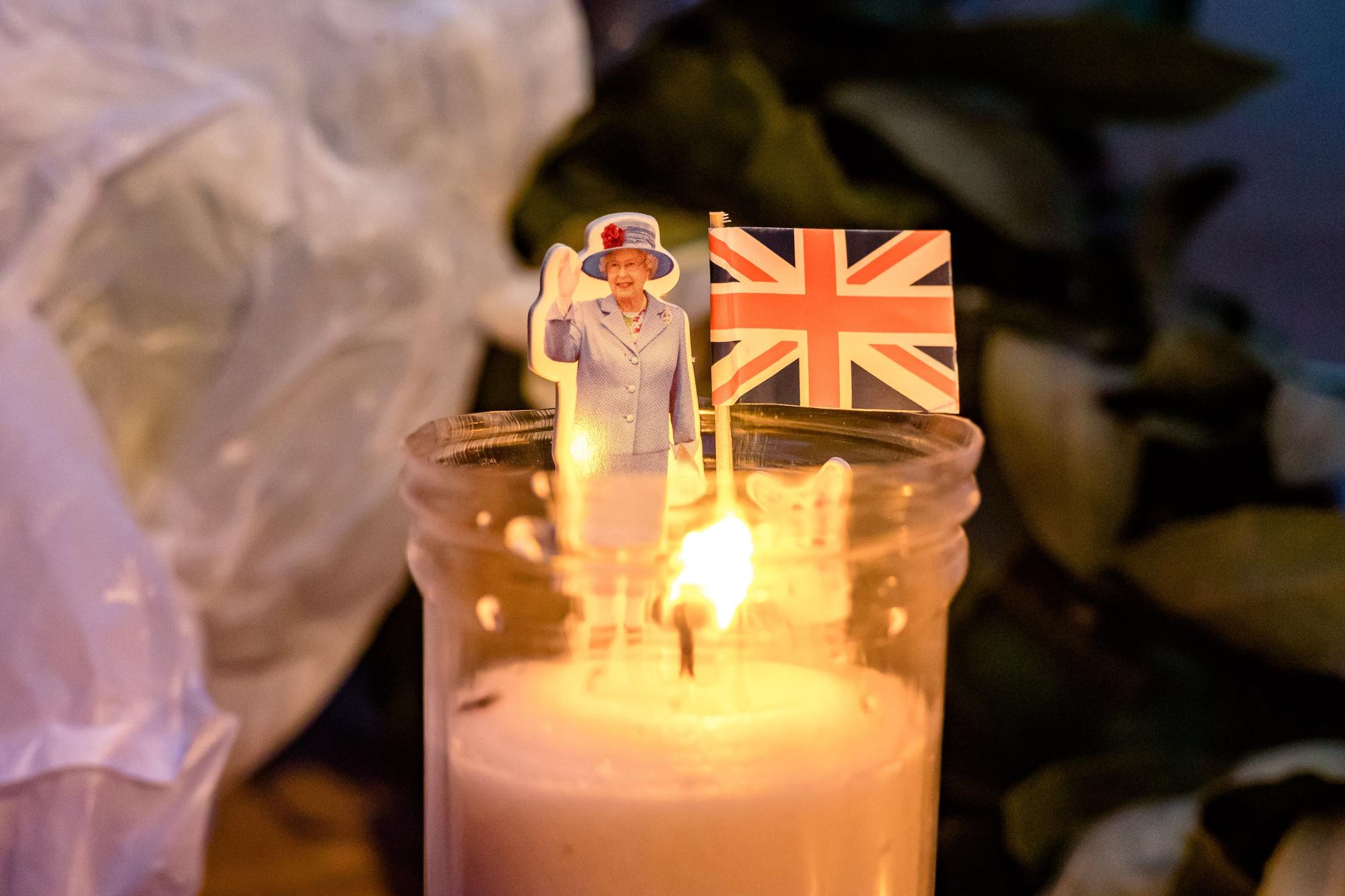 Británicos residentes y turistas de Benidorm rinden un sentido homenaje a Elizabeth II en el espacio habilitado por el Ayuntamiento en la zona inglesa de la ciudad.