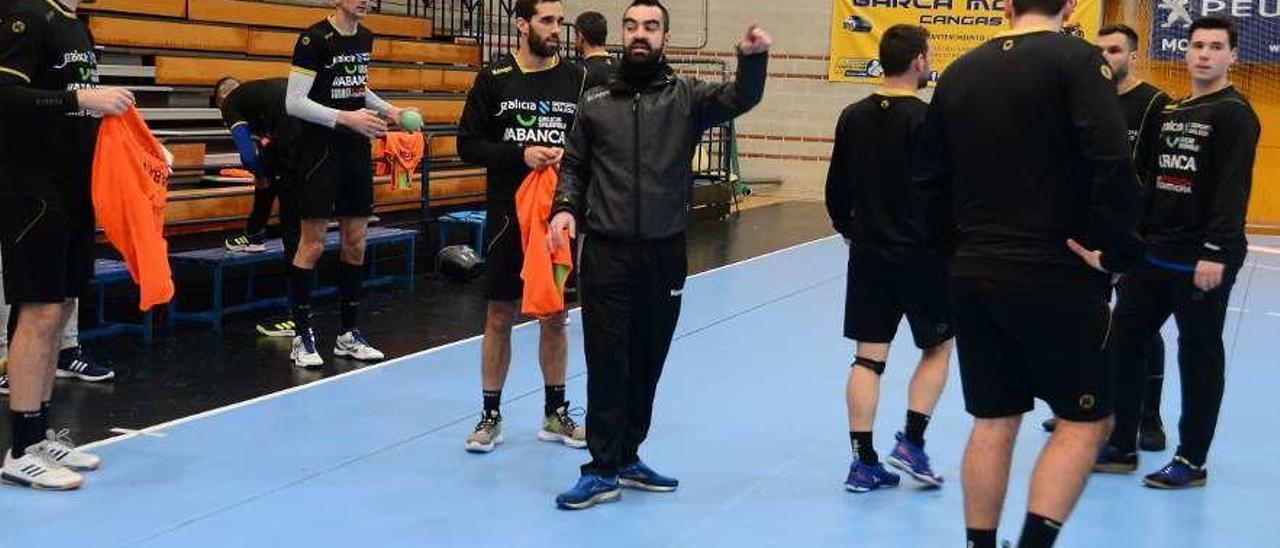 Dani Malvido da instrucciones a la plantilla del Frigoríficos en el entrenamiento. // Gonzalo Núñez