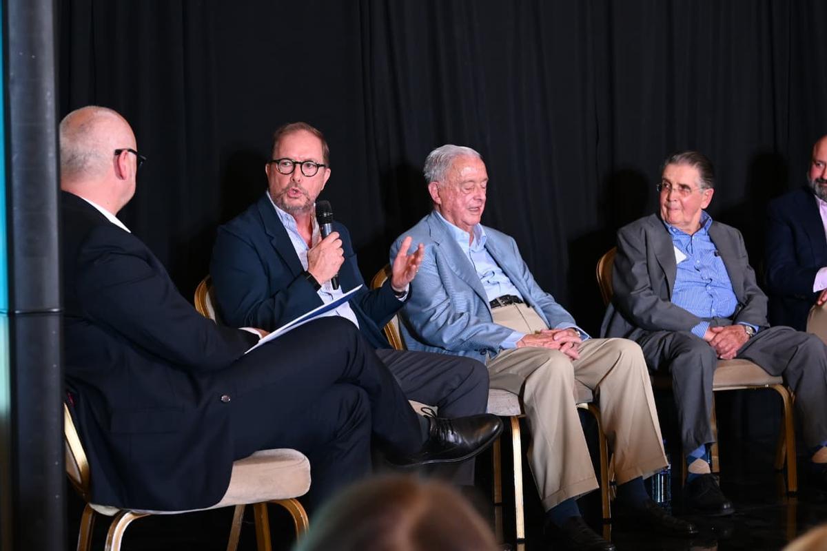 Francisco Casanueva toma la palabra y, a su izquierda, Carlos Casanueva y Miguel Fernández Carús.