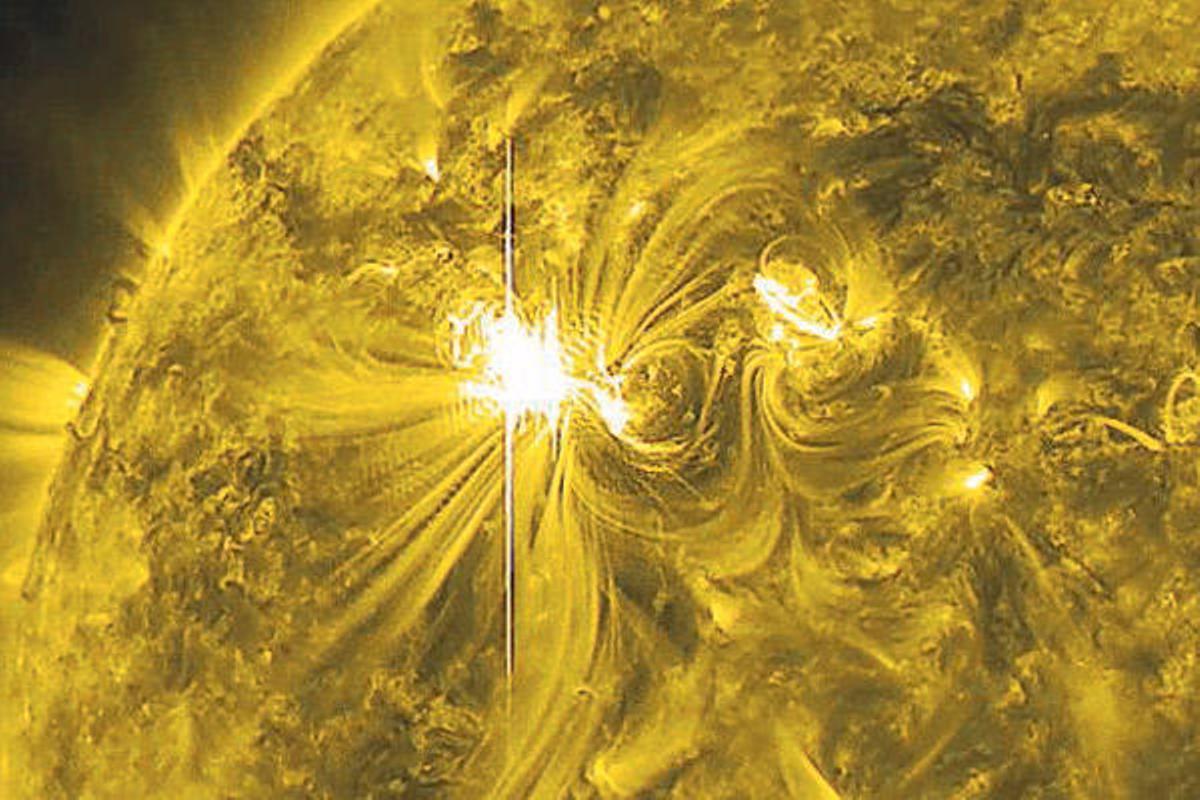 El espectáculo de las llamaradas. En la imagen superior del Sol, se aprecia la espectacular tormenta que está originando las considerables llamaradas sobre la Tierra. // v