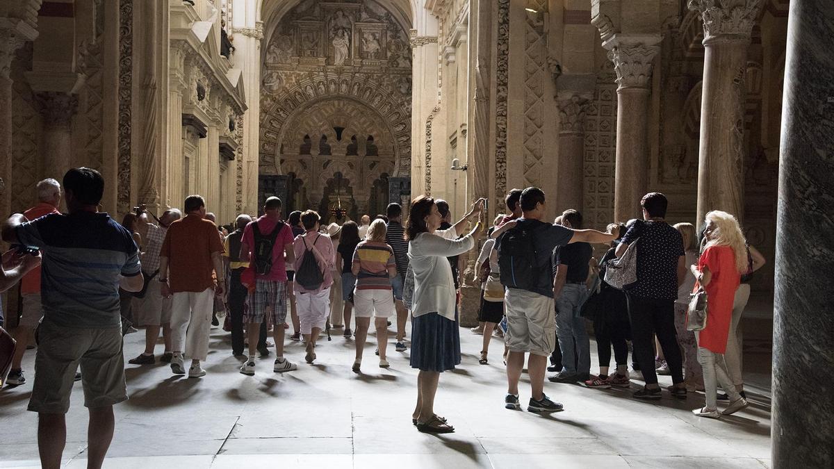 Interior de la Mezquita Catedral, lleno de visitantes en la Noche del Patrimonio.