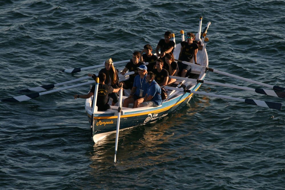 La Asociación de Amigos de la Barca de Jábega celebró el pasado lunes el solsticio de verano en la playa de La Araña con paseos en barca de jábega, sones de caracolas y lectura de poemas y relatos