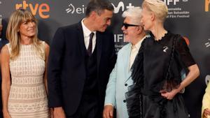 Pedro Almodóvar, Tilda Swinton y el presidente del Gobierno Pedro Sánchez y su mujer Begoña Gómez en San Sebastián. 