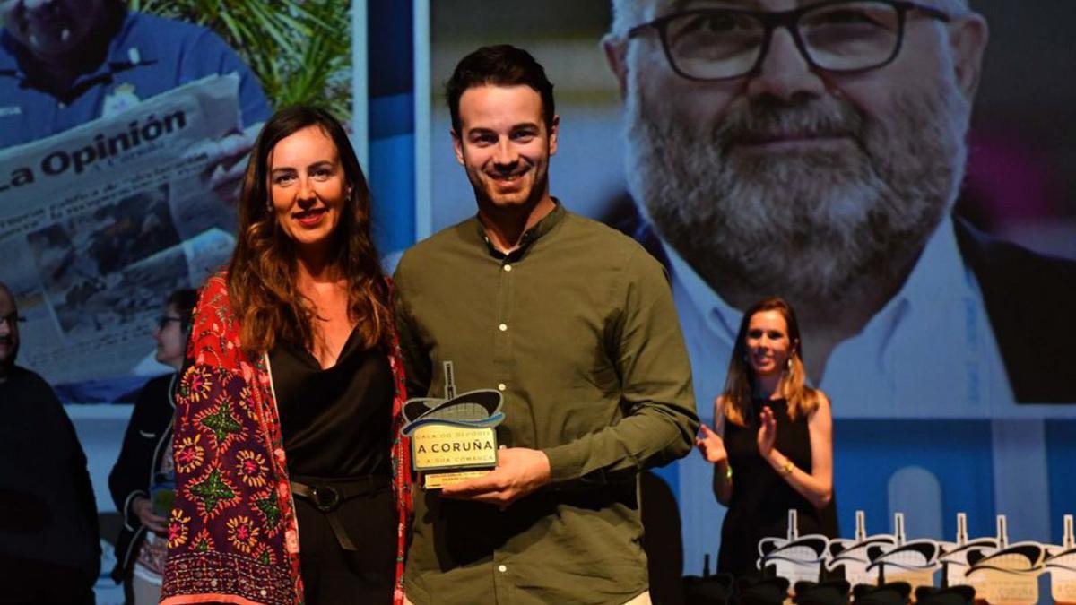 David Torres recoge el premio a su padre Vicente (tras él, en la pantalla) en la gala de LA OPINIÓN.