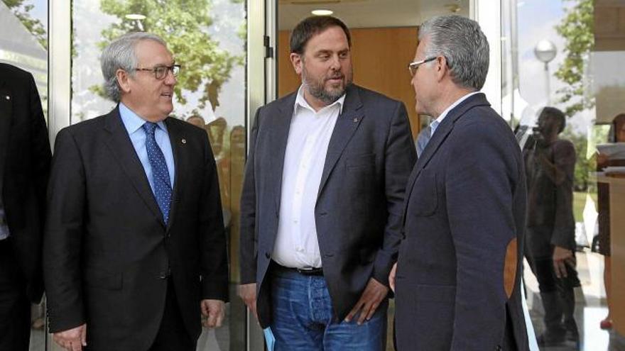 L&#039;alcalde de Vila-seca, Josep Poblet, el vicepresident Oriol Junqueras i l&#039;alcalde de Salou, Pere Granados, ahir