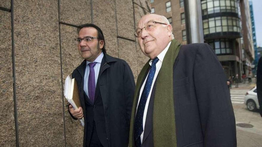 Eliseo Calviño, con su abogado, Xoán Antón Pérez-Lema, acceden a Nuevos Juzgados.