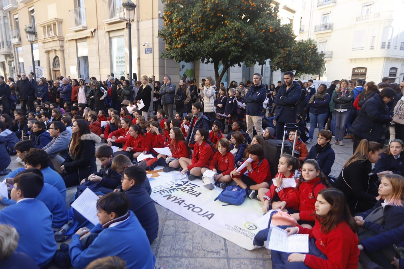 Cerca de 1.500 niños llenan de villancicos el centro histórico de València