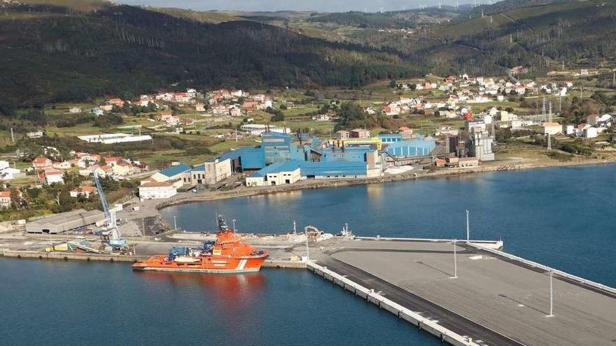 Vista aérea de la costa de Cee, con la fábrica de Ferroatlántica en el centro.