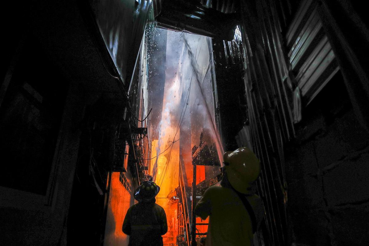 Un gran incendio destruye casas en una comunidad en el centro de Bangkok