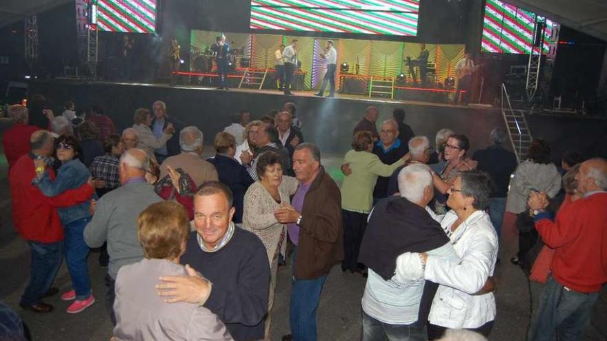 La orquesta Gran Parada, ayer, durante su actuación en la verbena de las fiestas de San Fausto. // Faro