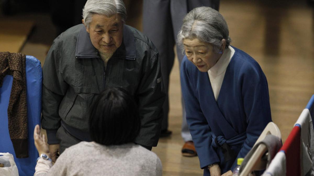 Akihito y Michiko departen con algunas de las familias afectadas.