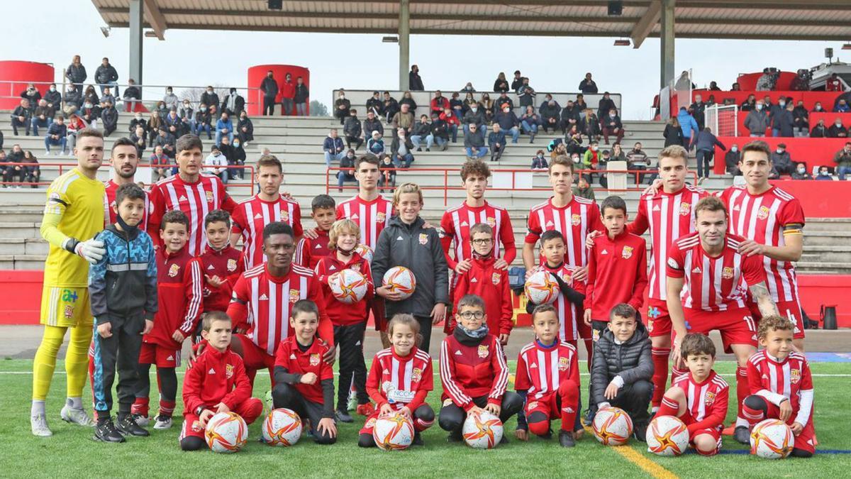 Els futbolistes més menuts tallen la cinta en l’acte inaugural | JORDI BIEL