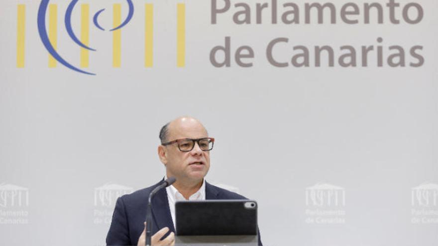 El portavoz parlamentario de CC, José Miguel Barragán, este lunes, durante la rueda de prensa.