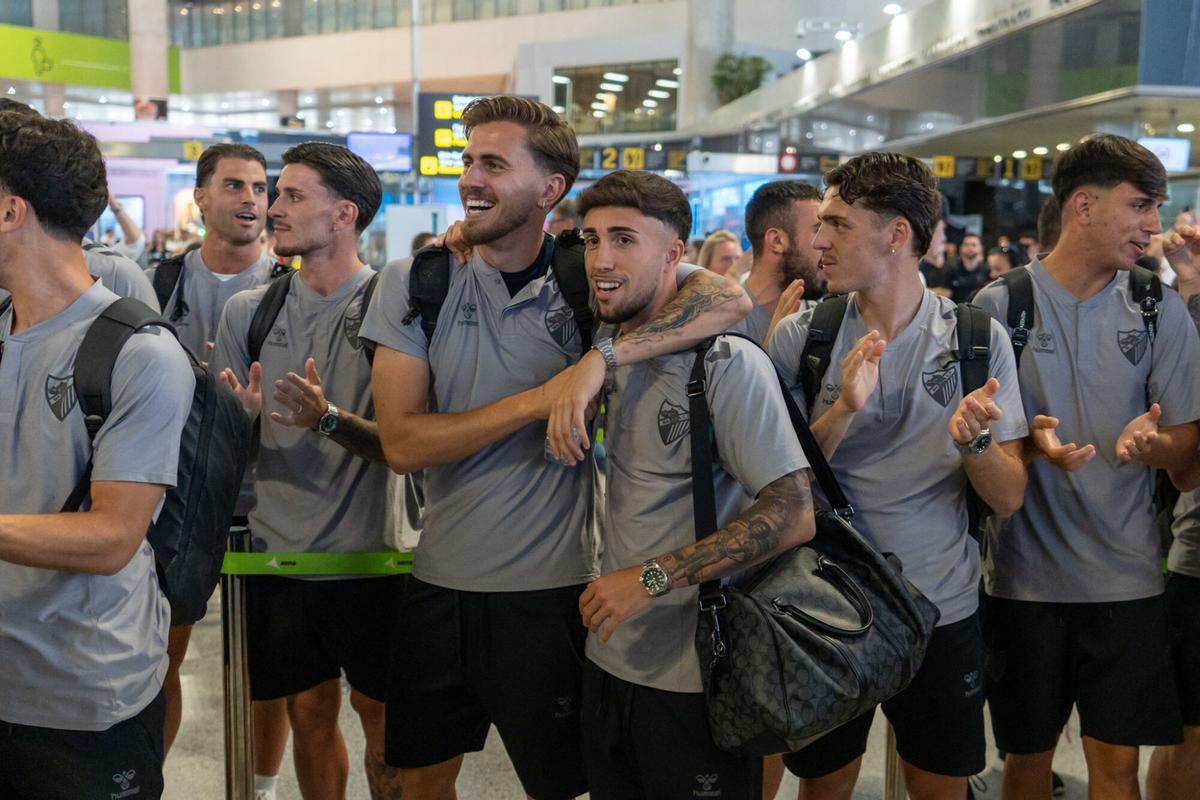 Despedida al Málaga CF en el aeropuerto antes de enfrentarse a la UD Las Palmas en el primer partido del play off de ascenso a la Primera División Despedida al Málaga CF en el aeropuerto antes de enfrentarse a la UD Las Palmas en el primer partido del play off de ascenso a la Primera División