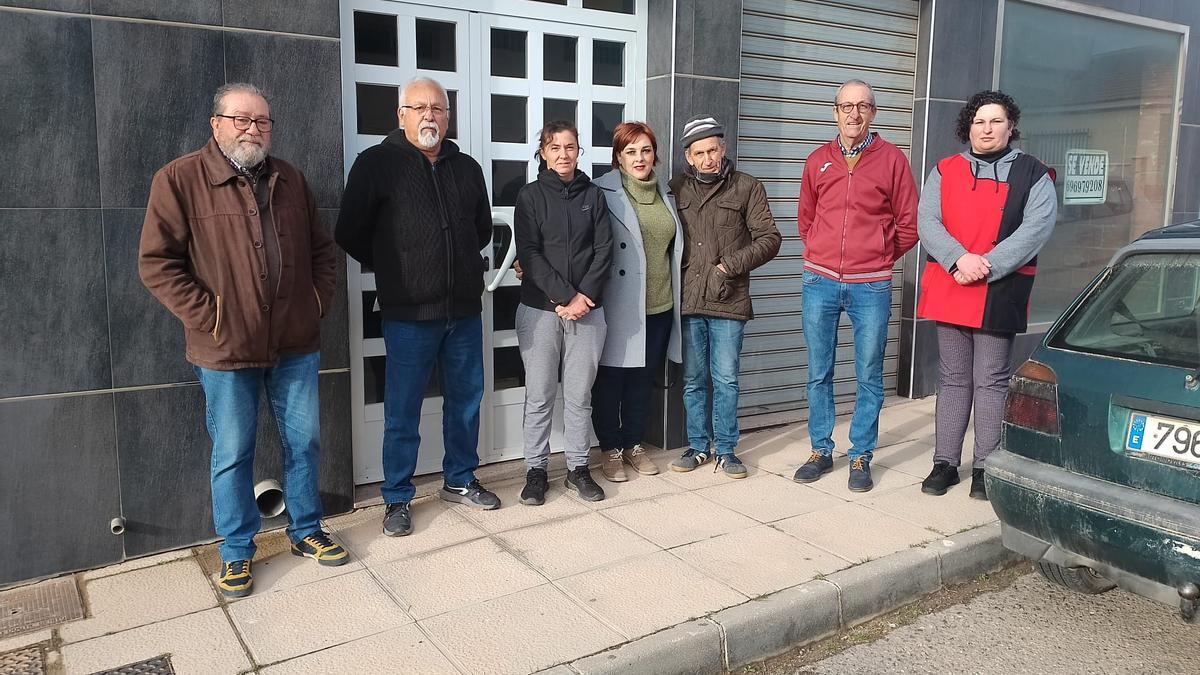 La edil de Izquierda Unida, Gloria Martín, con los vecinos afectados.