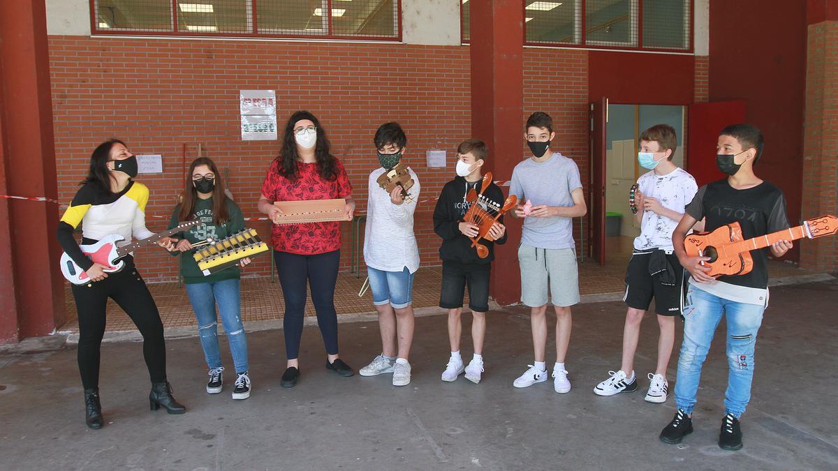 Los alumnos de 1º de ESO del IES O Couto, en el patio en el que se exponen los instrumentos.