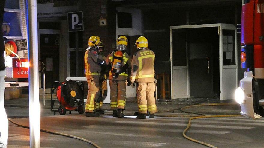 Fins a tres dotacions de camions de bombers van anar al lloc de l&#039;incendi.