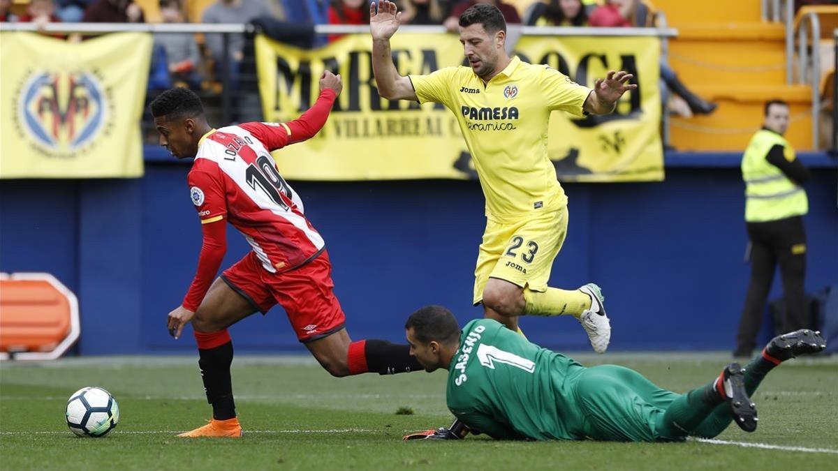 El 'Choco' Lozano se va de Asenjo en una gran ocasión de gol del Girona.
