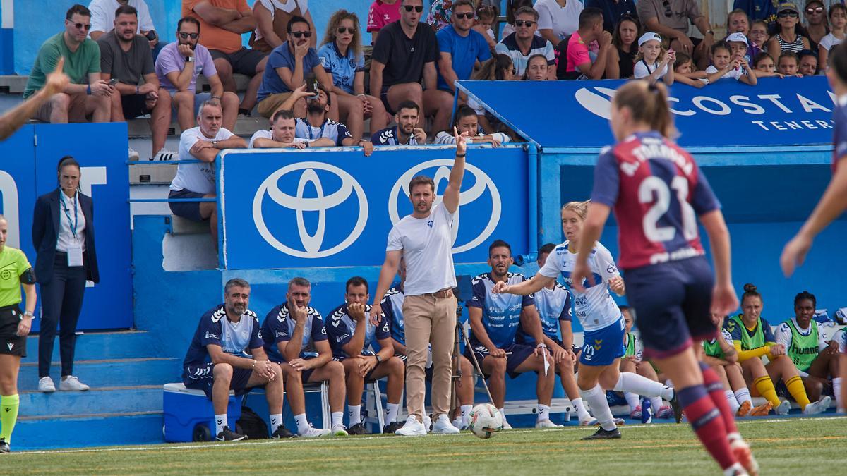 Momento del partido Costa Adeje-Levante.