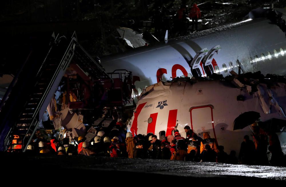 Varios heridos al partirse en tres un avión en Turquía