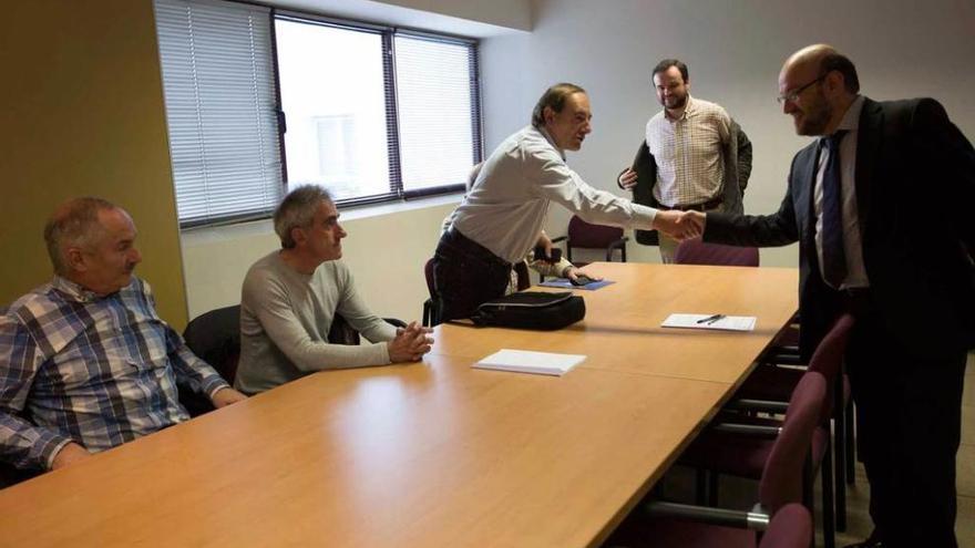 Luis Ángel Colunga saluda a los integrantes del comité de empresa de Fahime, ayer, en Oviedo.