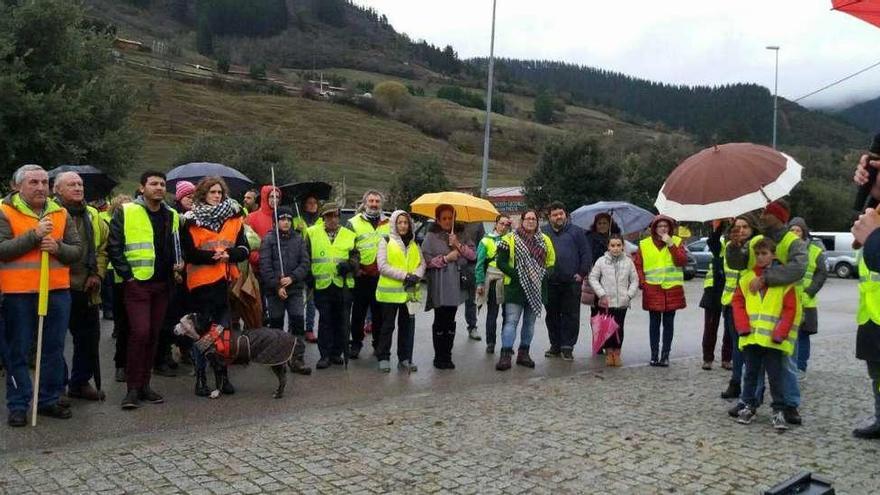 Algunos de los asistentes a la movilización de ayer en favor de la mejora del desfiladero de La Hermida.