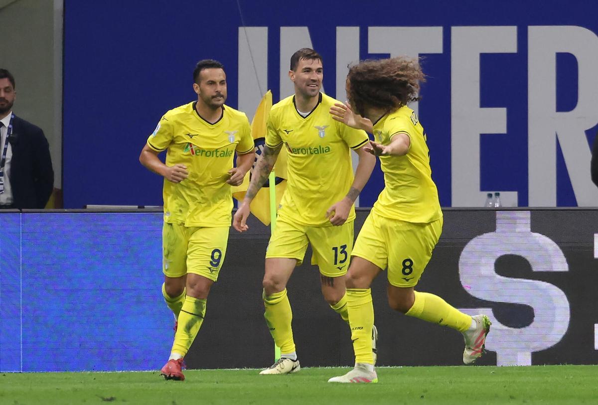 The Spanish player of Lazio Pedro (I) celebrates 2-2 during the Aque series game have played FC Inter and SS Lazio, in Milan, Italy. EFE/EPA/Matteo Bazzi
