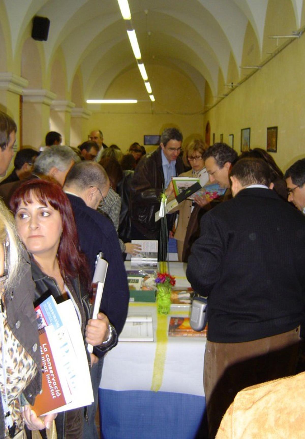 Participants i assistents a la II Mostra de Llibrets de la Comunitat Valenciana celebrada en el claustre de l’antic Convent de Sant Roc de Gandia.