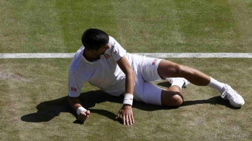 Djokovic, en el suelo, en su partido de tercera ronda de Wimbledon contra Querrey.