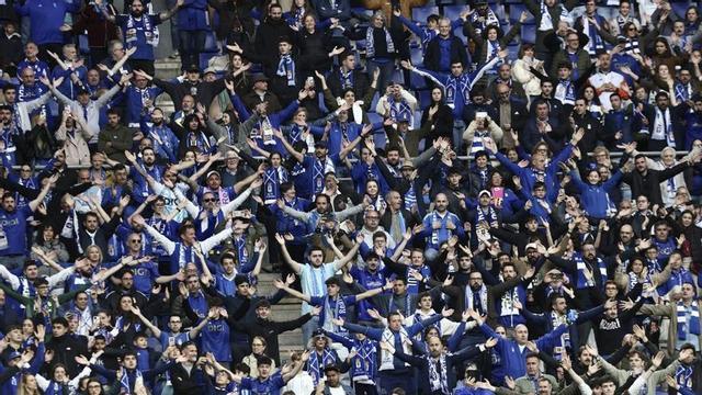 Aficionados del Real Oviedo, en el Carlos Tartiere. | IRMA COLLÍN