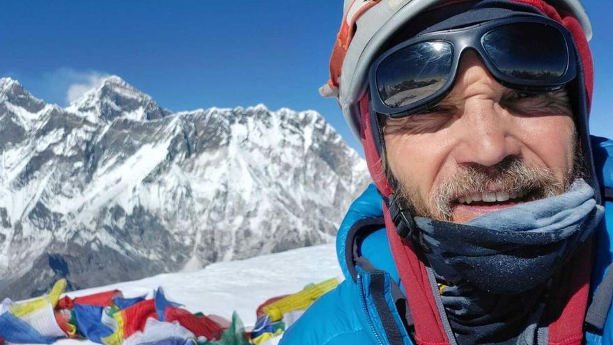Jorge Egocheaga siembra en el cielo: el montañero ovetense ayuda a que niños de Nepal puedan estudiar