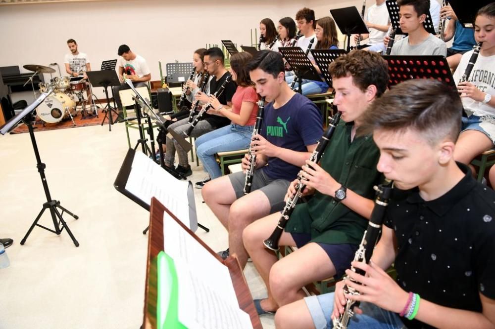 Los alumnos de la Escuela de Música y el Conservatorio Profesional se unen en la CoruClarinet Orquesta y sustituyen las partituras de Bach o Beethoven por temas de Queen, Led Zeppelin o Deep Purple.