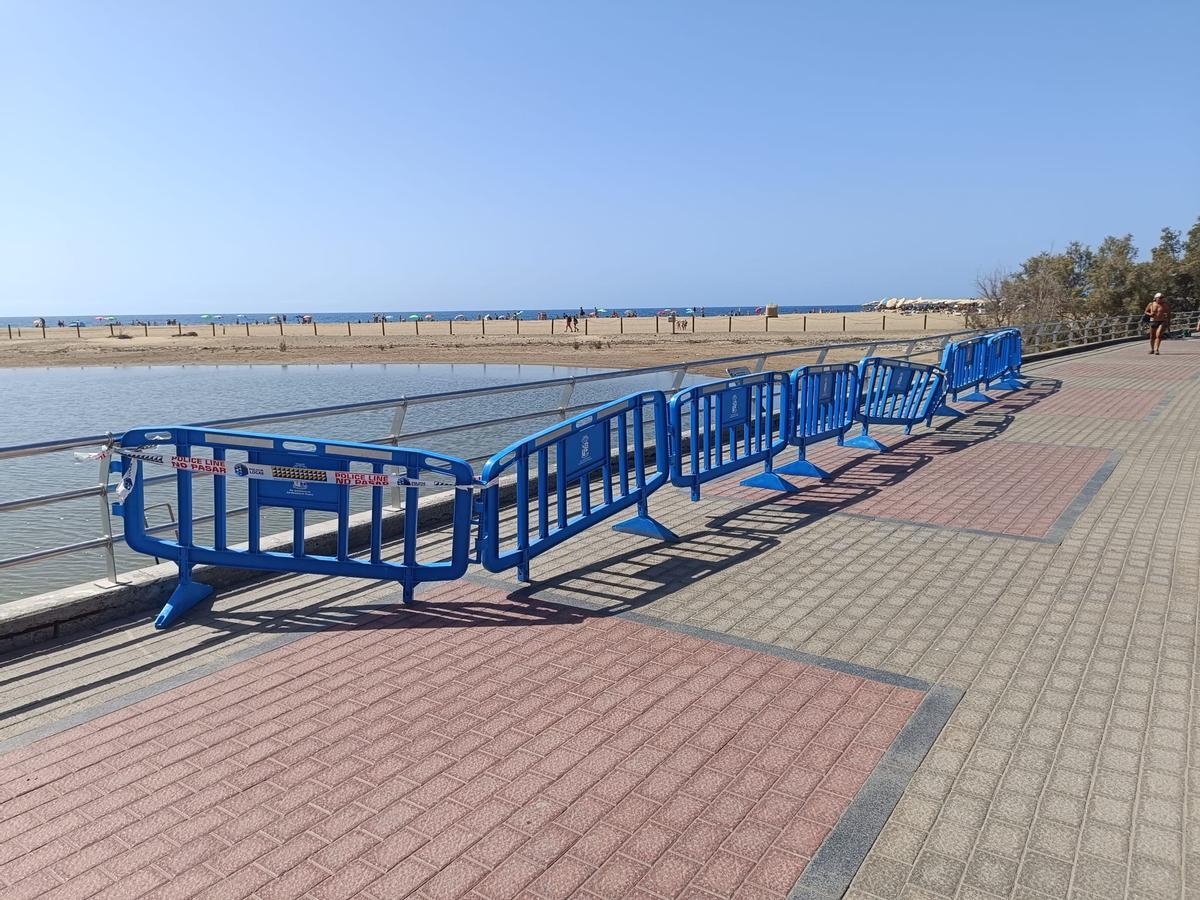 Imagen del vallado ubicado en el paseo de la Charca de Maspalomas.