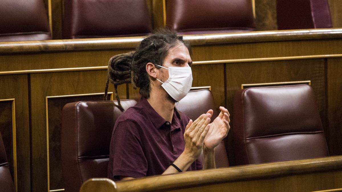 Archivo - El secretario de Organización de Podemos y diputado de Unidas Podemos en el Congreso, Alberto Rodríguez, aplaude en una sesión plenaria en el Congreso de los Diputados, a 8 de junio de 2021, en Madrid, (España).